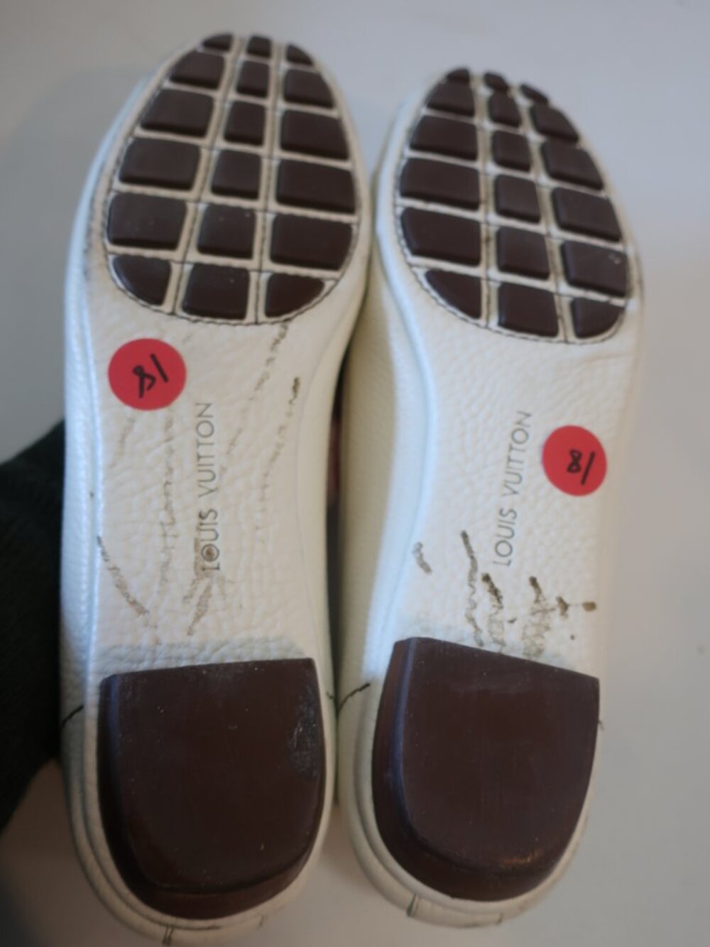 Women Louis Vuitton Ivory Pebbled Leather Flats W/Metal LV Logo 38 EUR/US 8 - Picture 8 of 10